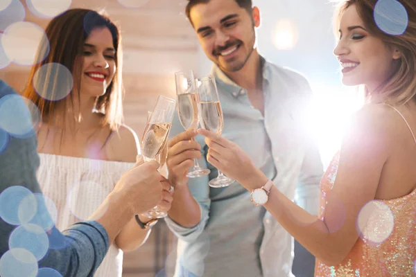 Amigos Batendo Copos Com Champanhe Festa Dentro Casa — Fotografia de Stock