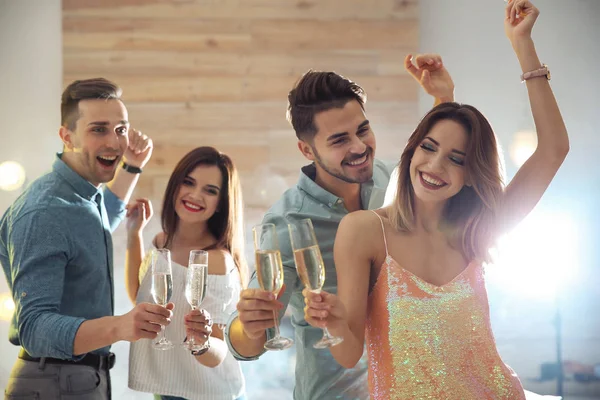 Amigos Tintineando Copas Con Champán Fiesta Interior —  Fotos de Stock