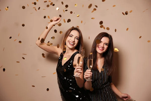 Mulheres Bonitas Com Copos Champanhe Confete Fundo Cor — Fotografia de Stock