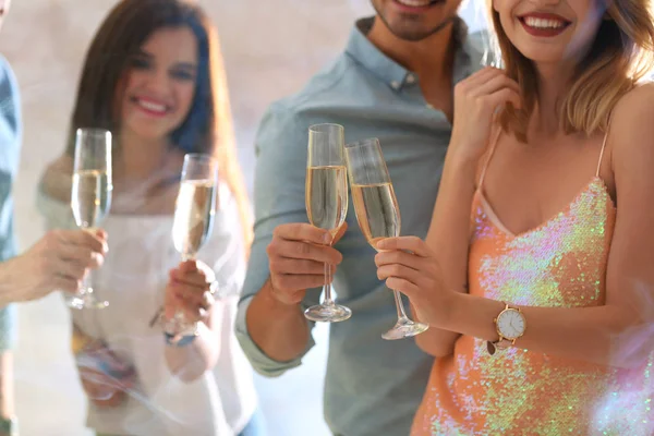 Amigos Batendo Copos Com Champanhe Festa Dentro Casa — Fotografia de Stock