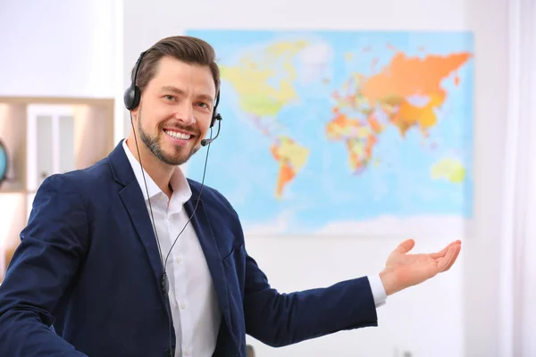 Mannelijke Consultant Met Headset Reisbureau Ruimte Voor Tekst — Stockfoto