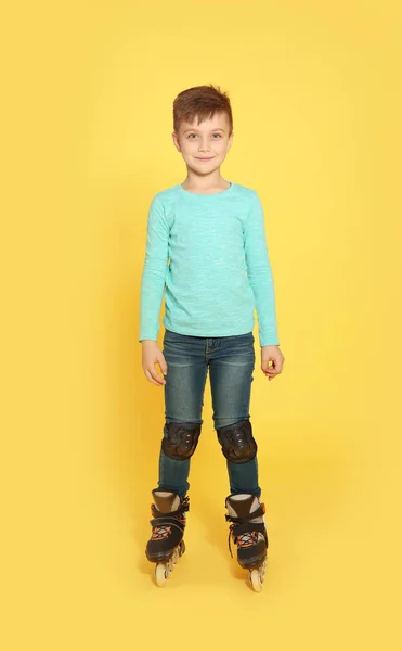Портрет Мальчика Встроенными Роликами Цветном Фоне — стоковое фото