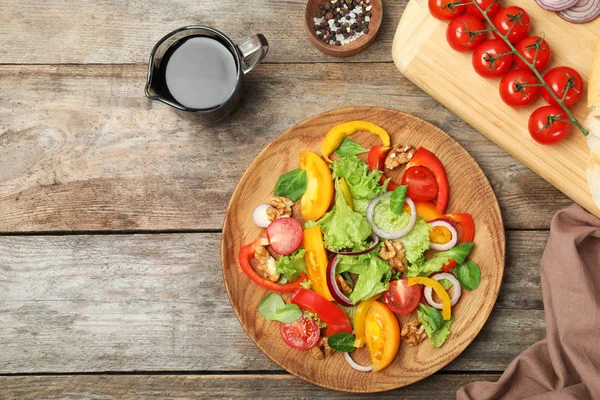 Plat Lag Samenstelling Met Verse Fruit Salade Balsamico Azijn Houten — Stockfoto