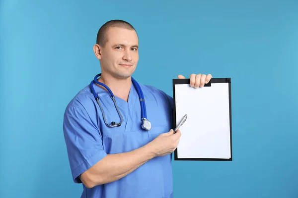 Portret Van Medisch Assistent Met Stethoscoop Klembord Kleur Achtergrond Ruimte — Stockfoto