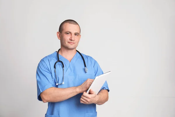 Ritratto Assistente Medico Con Stetoscopio Tablet Sfondo Colori Spazio Testo — Foto Stock