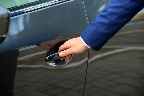 Vista Primer Plano Del Hombre Abriendo Puerta Del Coche — Foto de Stock