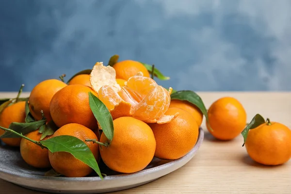 Plate Fresh Ripe Tangerines Wooden Table — Stock Photo, Image