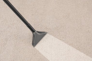Elektrikli süpürge odasında halı kir kaldırılıyor