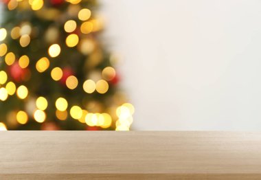 Boş ahşap masa ve arka planda sarı bokeh ile Noel ağacı. Mockup tasarım için