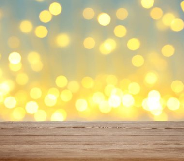 Boş ahşap masa ve arka planda sarı bokeh. Mockup tasarım için