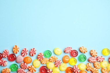 Lezzetli renkli şekerler ve renk arka plan üzerinde metin için yer düz yatıyordu kompozisyonu