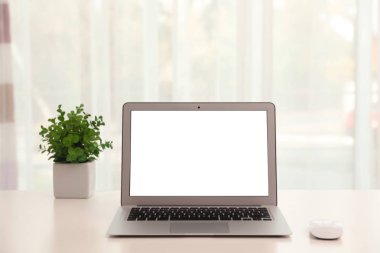 Dizüstü bilgisayar fare ile üzerinde tablo kapalı. Metin için yer