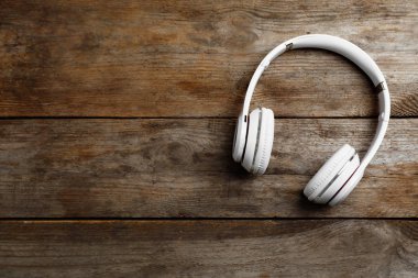 Şık modern kulaklık ve ahşap arka plan, üstten görünüm üzerinde metin için yer