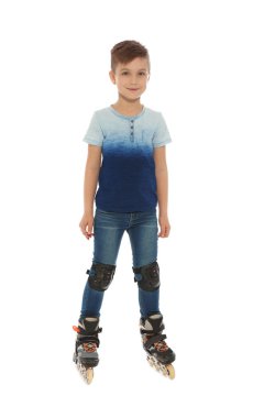 Satır içi tekerlekli paten beyaz arka plan üzerinde çocukla tam uzunlukta portresi
