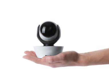 Bebek fotoğraf makinesi beyaz arka plan üzerinde tutan kadın. CCTV ekipman