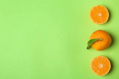 Düz renkli arka plan üzerinde mandalina ile kompozisyon yatıyordu. Metin için yer