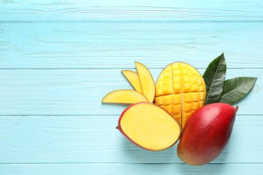 Renk ahşap arka plan üzerinde mango ile düz yatıyordu kompozisyon. Metin için yer