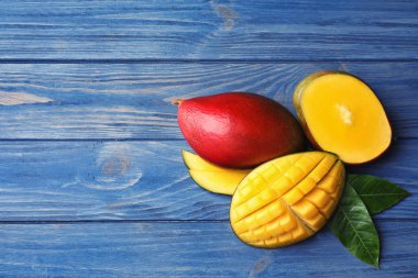 Ahşap arka plan üzerinde mango ile düz yatıyordu kompozisyon. Metin için yer