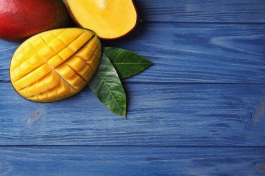 Ahşap arka plan üzerinde mango ile düz yatıyordu kompozisyon. Metin için yer