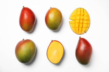 Tropikal kesme ve beyaz, düz izole bütün mango meyve yatıyordu