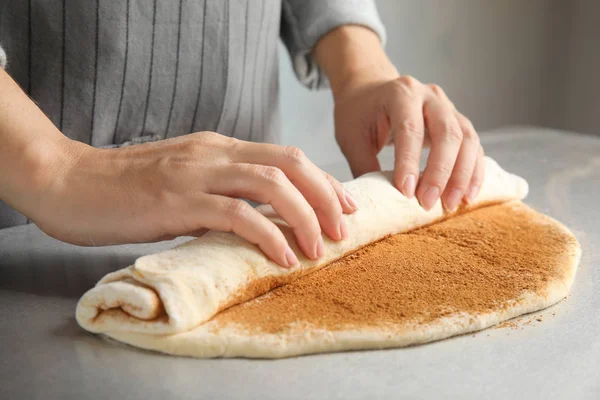 Frau Macht Zimtrollen Tisch Nahaufnahme — Stockfoto