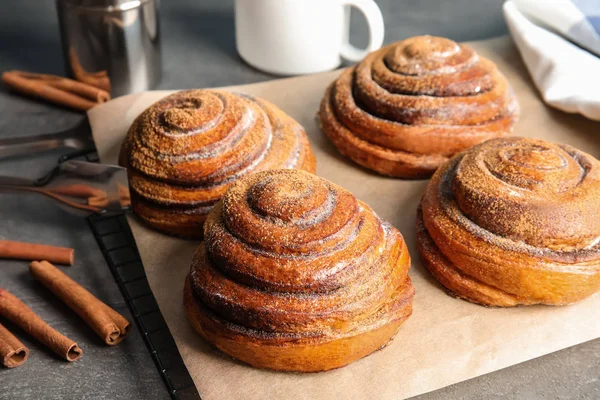 Cooling Rack Freshly Baked Cinnamon Rolls Table — Stock Photo, Image