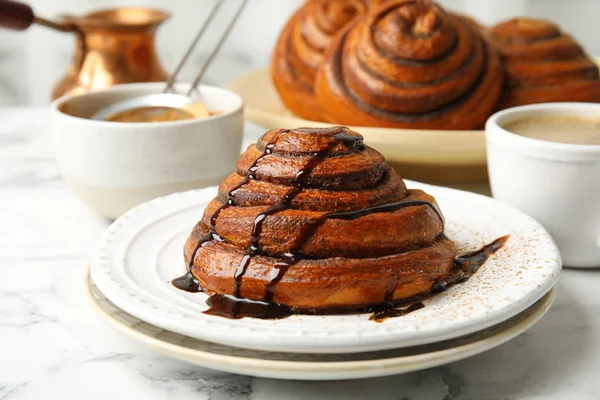 Plate Freshly Baked Cinnamon Roll Table — Stock Photo, Image