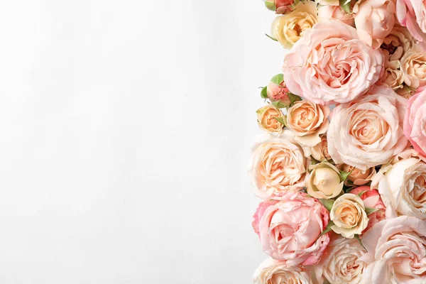 Composition Plate Avec Belles Roses Espace Pour Texte Sur Fond — Photo