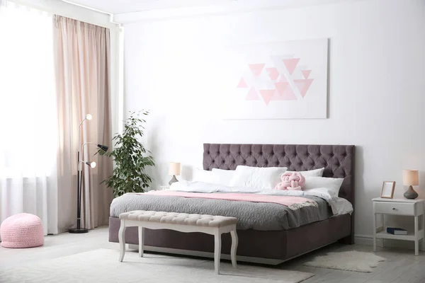 风格新颖的房间 内饰舒适的大床 — 图库照片