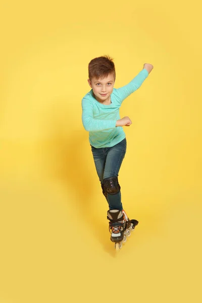 Menino Com Patins Linha Fundo Cor — Fotografia de Stock