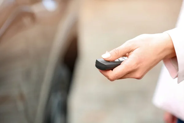 Vista Cerca Mujer Que Abre Puerta Del Coche Con Llave — Foto de Stock