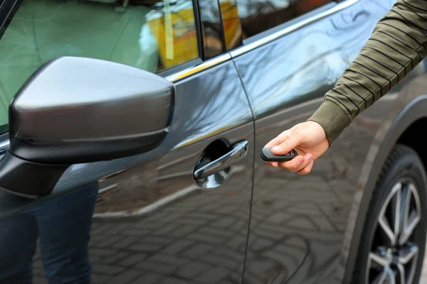 Close Beeld Van Man Auto Deur Openen Met Sleutel Van — Stockfoto