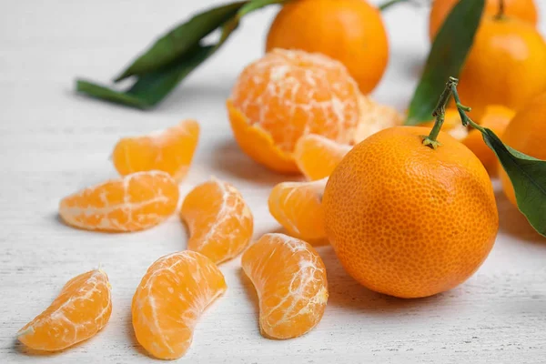 Frische Reife Mandarinen Mit Grünen Blättern Auf Dem Tisch — Stockfoto