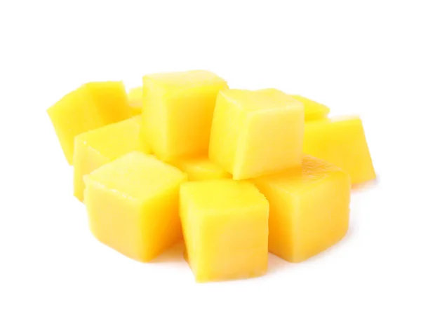 新鲜多汁的芒果立方体隔离在白色 — 图库照片