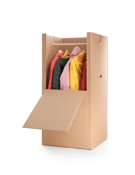 Garderobenbox Aus Pappe Mit Kleidung Auf Weißem Hintergrund — Stockfoto