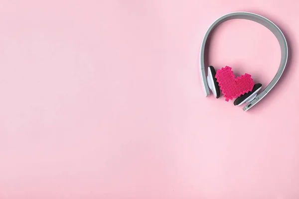 Composición Plana Con Corazón Auriculares Espacio Para Texto Sobre Fondo — Foto de Stock