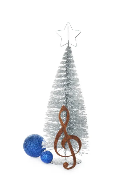 小さなクリスマス ツリー 白い背景の上の木製音符のコンポジション — ストック写真