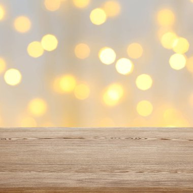 Boş ahşap masa ve arka planda sarı bokeh. Mockup tasarım için
