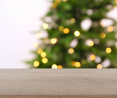 Boş ahşap masa ve arka planda sarı bokeh ile Noel ağacı. Mockup tasarım için