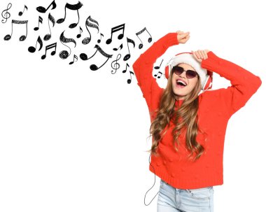 Noel Baba şapkası müzik notlar beyaz arka plan, metin için yer ve kulaklık ile genç bir kadın. Noel ve yeni yıl kutlama