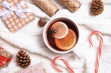 Fincan sıcak örme şal sıcak kış içki ile düz yatıyordu kompozisyon. Rahat sezon