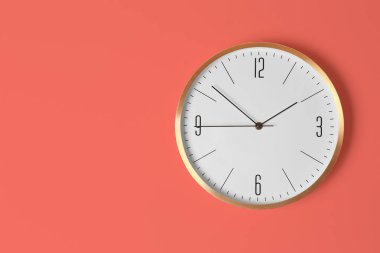 Şık analog saat duvar, metin için yer asılı. Tasarım yaşam ile Mercan rengi 