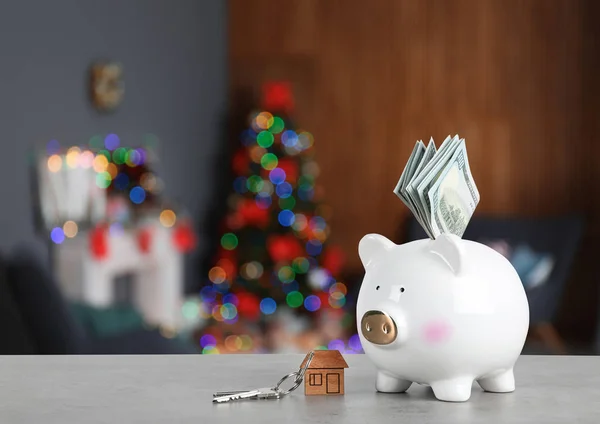 Sparschwein Mit Geld Und Hausschlüsseln Auf Dem Tisch Weihnachtlich Dekorierten — Stockfoto