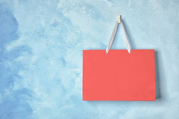 Τσάντα Για Ψώνια Χαρτί Κρέμονται Στον Τοίχο Χρώμα Μακέτα Για — Φωτογραφία Αρχείου
