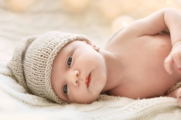 Очаровательный Новорожденный Ребенок Шляпе Лежит Кровати — стоковое фото