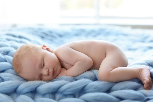 Adorabile Neonato Sdraiato Una Coperta Maglia All Interno — Foto Stock