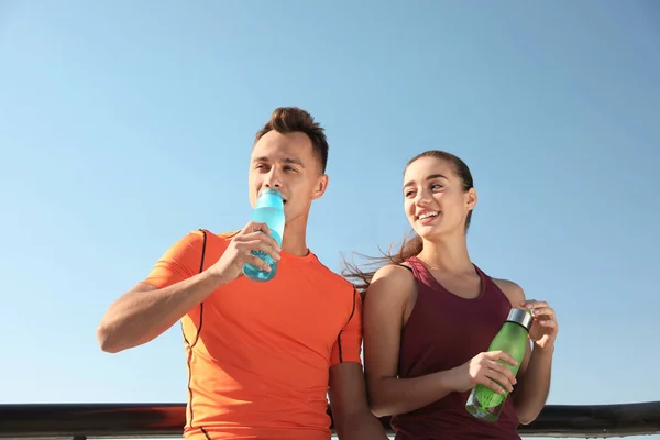Young Sporty Couple Bottles Water Outdoors Sunny Day — Stock Photo, Image