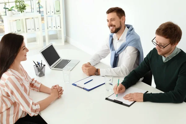 Comissão Recursos Humanos Realizando Entrevista Emprego Com Candidato Cargo — Fotografia de Stock