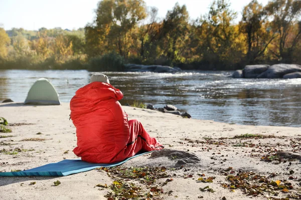 Männliche Camper Sitzen Schlafsack Wilden Strand Raum Für Text — Stockfoto