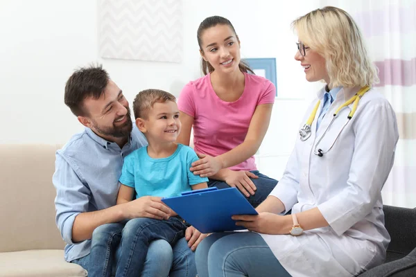 Kinderarzt Besucht Kleinen Jungen Hause — Stockfoto